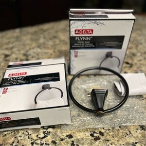 Delta Flynn Black Towel Ring